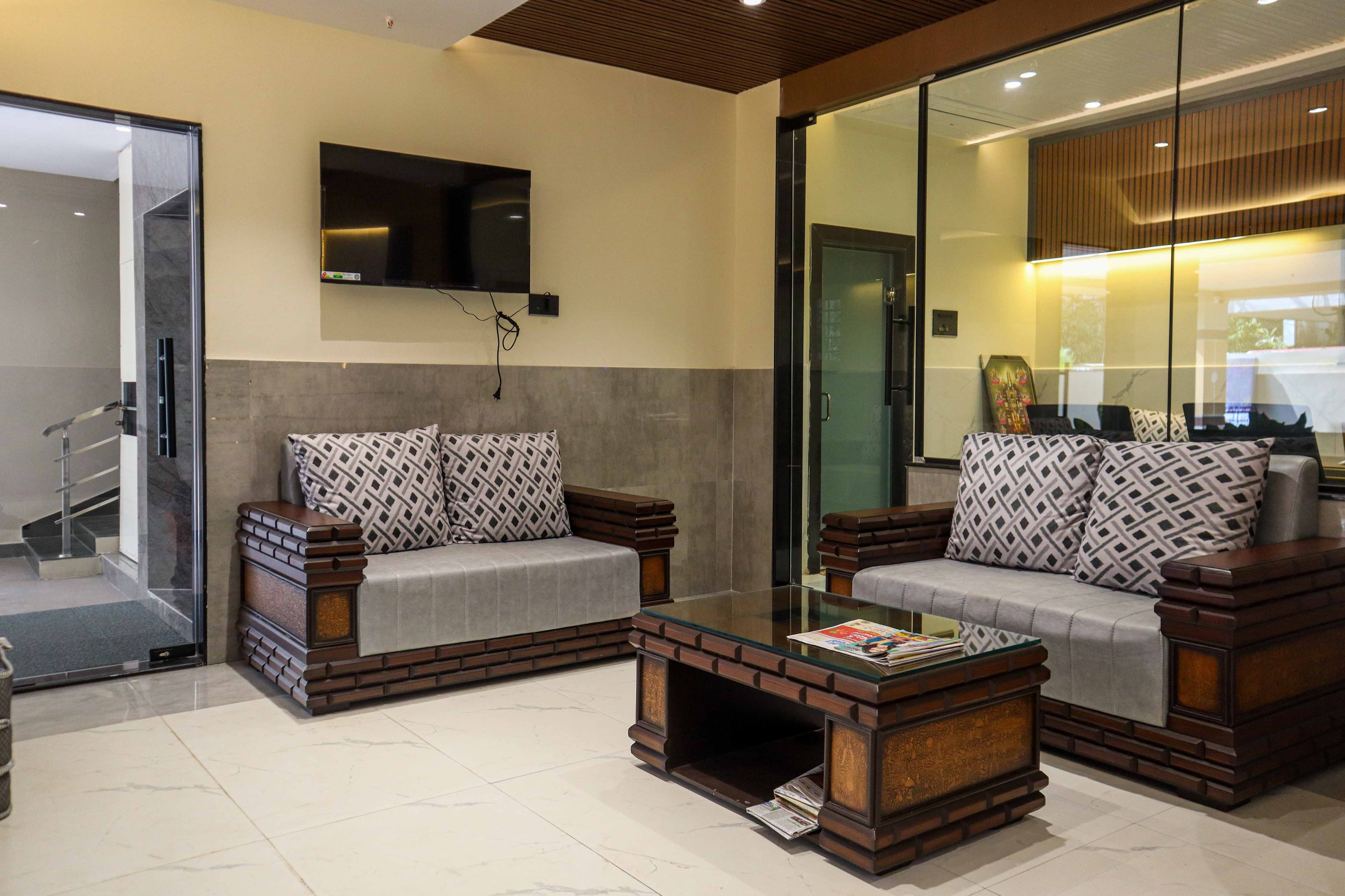 Hotel Lemon Park lobby and waiting area